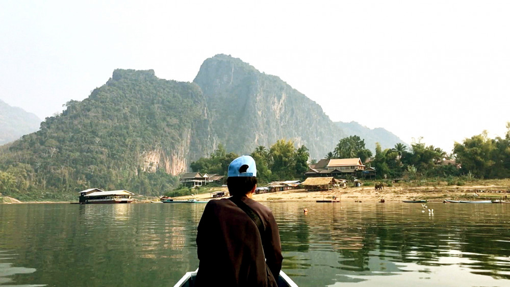 Người dân địa phương chèo thuyền trên đoạn sông Mê Kông, nơi sẽ xây dựng đập thủy điện Luang Prabang