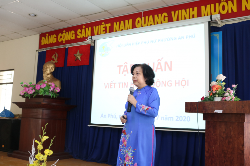 Bà Nguyễn Thị Đẩu hướng dẫn chị em viết tin về phong trào và hoạt động Hội. 