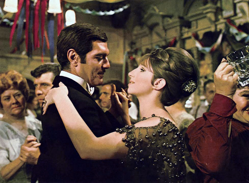 Vai diễn đầu tiên trong Funny Girl (1968) đã mang lại chiến thắng Oscar - nữ diễn viên chính xuất sắc cho  diễn viên Barbra Streisand (phải)