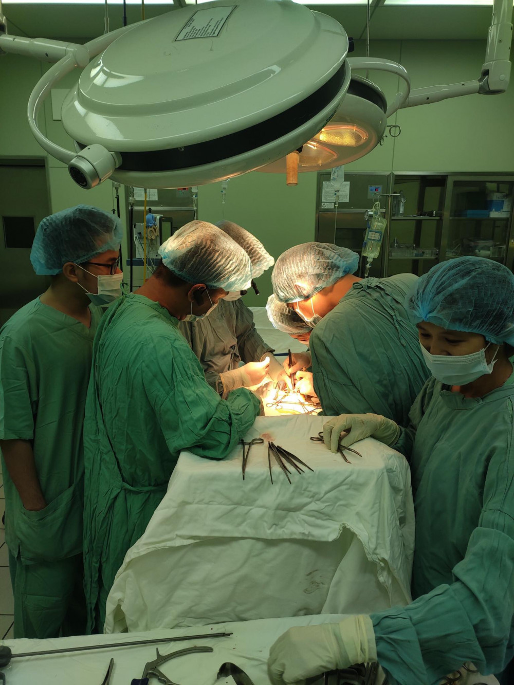 Ê kíp bác sĩ khoa Ngoại Tiết niệu và Ngoại Lồng ngực tim mạch – Bệnh viện T.Ư Huế phẫu thuật ghép thận tự thân cho bệnh nhân