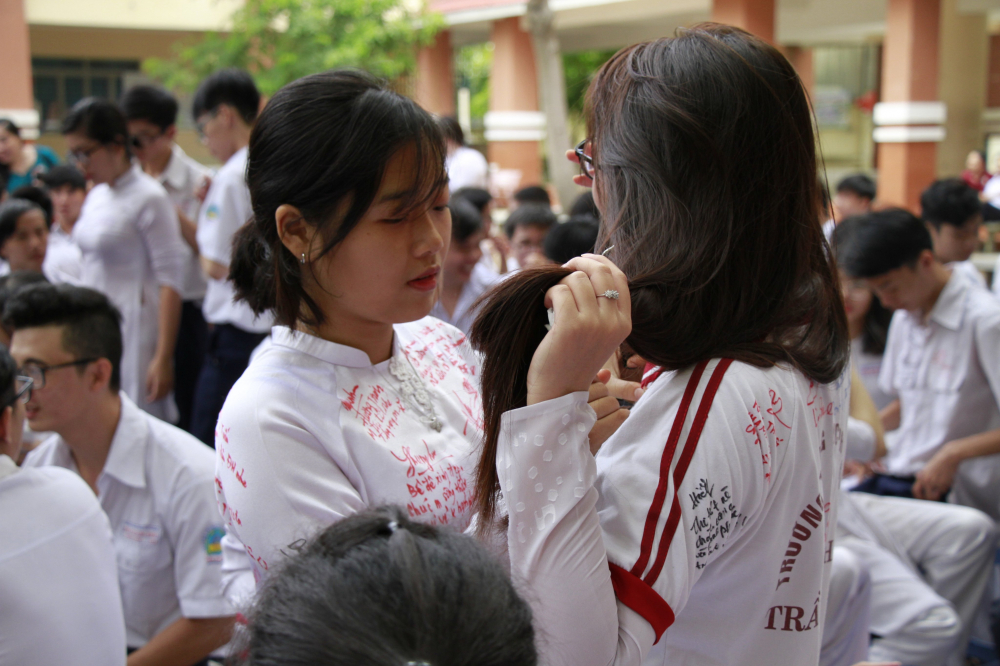 Học sinh ký tên trên áo trong ngày chia tay 