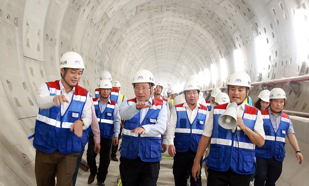 Phó thủ tướng Phạm Bình Minh đã trực tiếp thị sát, kiểm tra công tác xây dựng, hoàn thiện nhà ga trên cao Công nghệ cao, nhà ga ngầm Ba Son, đường hầm TBM, nhà ga ngầm Nhà hát Thành phố - Ảnh: Diễm Mi