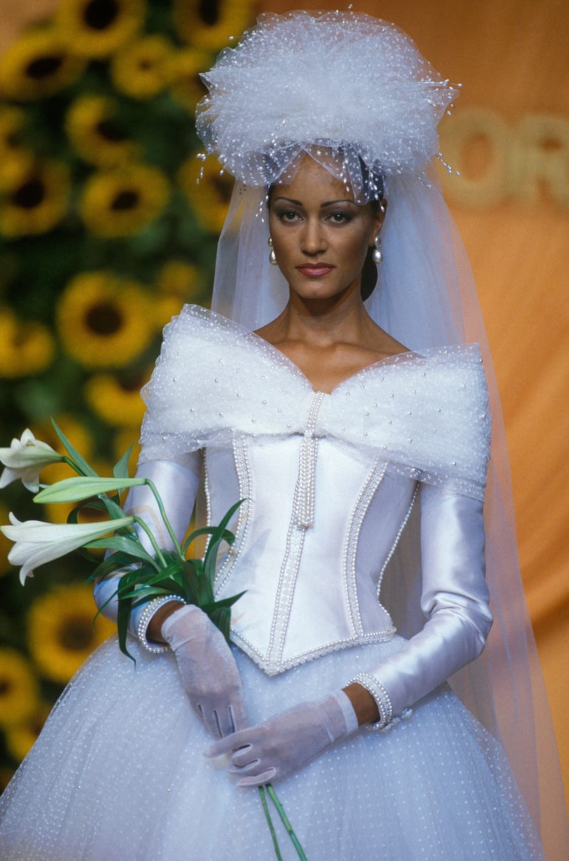 Nguồn gốc và lịch sử của váy cưới theo thời gian đã thay đổi ra sao?