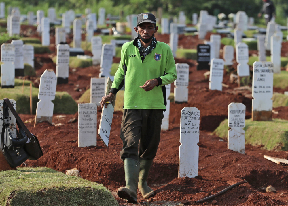 Những ngôi mộ tại một nghĩa trang đặc biệt dành cho những người được cho là chết vì COVID-19 tại một nghĩa trang lớn ở Jakarta, Indonesia - Ảnh: AP