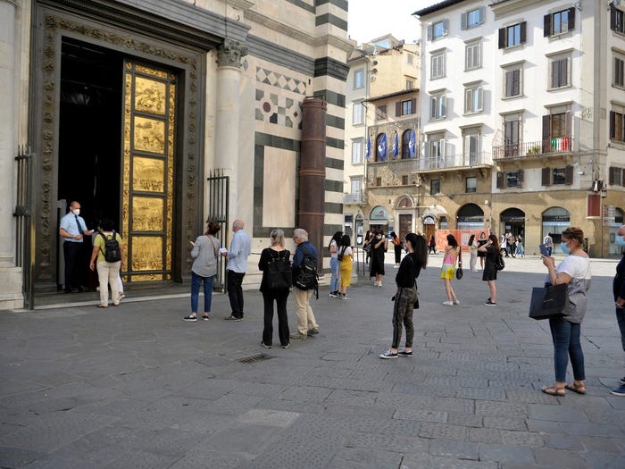 Khách du lịch xếp hàng để vào Baptistery, một trong những nhà thờ cổ nhất ở Florence