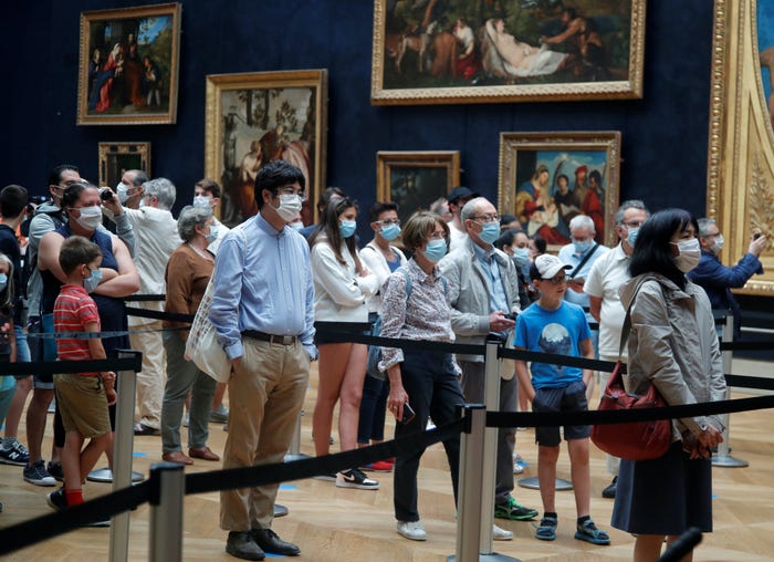 Khách tham quan bảo tàng Louvre đeo khẩu trang xếp hàng chờ vào diện kiến nàng Mona Lisa