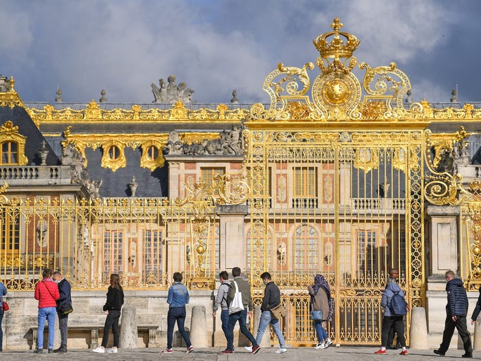 Cung điện Versailles cũng đã mở cổng vàng cho công chúng một lần nữa, với những bức ảnh cho thấy hàng đợi gần như trở lại bình thường.Một hàng đợi bên ngoài một trong những lối vào Lâu đài Versailles khi cung điện được mở cửa 