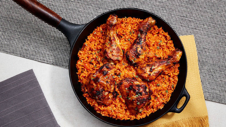 Món cơm Jollof bắt nguồn từ Tây Phi, rất phổ biến ở Nigeria, Sénégal, Ghana và nhiều nơi khác. Món cơm chiên được chế biến gạo, cà chua, hành tây và ớt. Thêm cách thành phần protein cần thiết cho cơ thể như thịt cừu, thịt gà, bò hoặc cá.