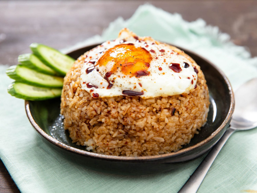 Nasi goreng là món ăn truyền thống của Indonesia và dịch đơn giản là cơm chiên. Nó được cho là đã du nhập vào Indonesia khi những người nhập cư Trung Quốc tìm đường đến đây vào khoảng giữa thế kỷ thứ 10 và 15. Nasi goreng được làm với rất nhiều gia vị, tỏi, hẹ và nước tương ngọt gọi là kecap manis. Thịt, rau, và trứng cũng có thể được thêm vào cho hấp dẫn. Bạn có thể ăn kèm với món cơm chiên này bánh quy tôm chiên, salad, hoặc sambal, tương ớt Indonesia.