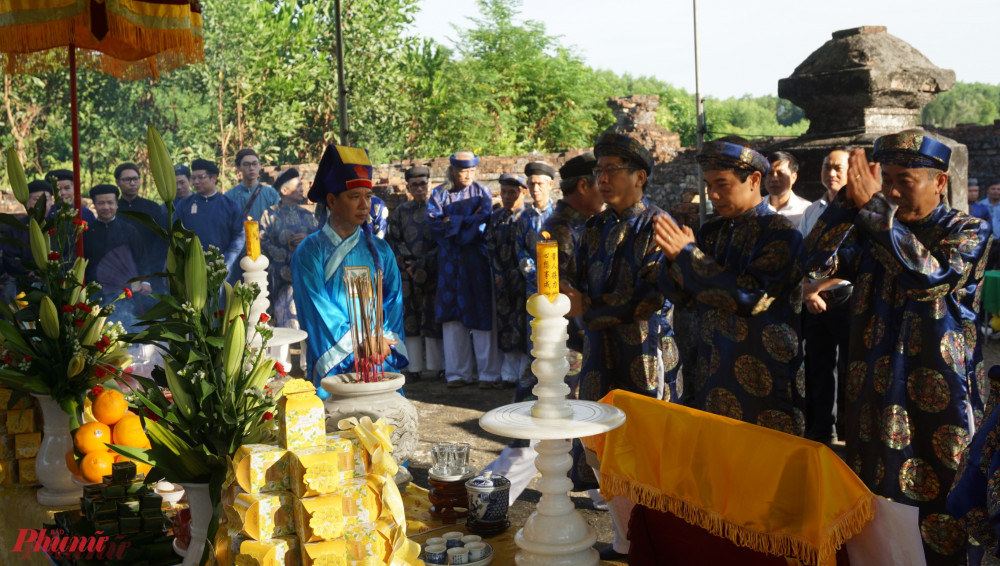 Đại diện Trung tâm bảo tồn di tích cố đô Huế thành kính tri ân