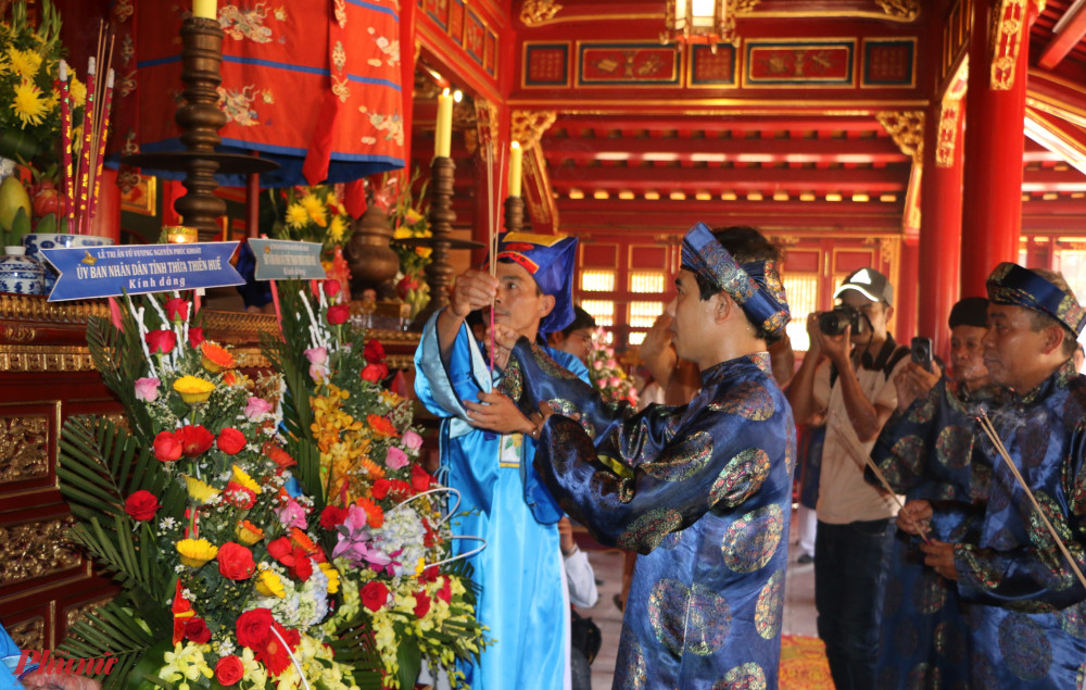 Ông Võ Lê Nhật - Giám đốc Trung tâm BTDTCĐ Huế dâng hương tại Triệu Tổ Miếu - Đại Nội Huế