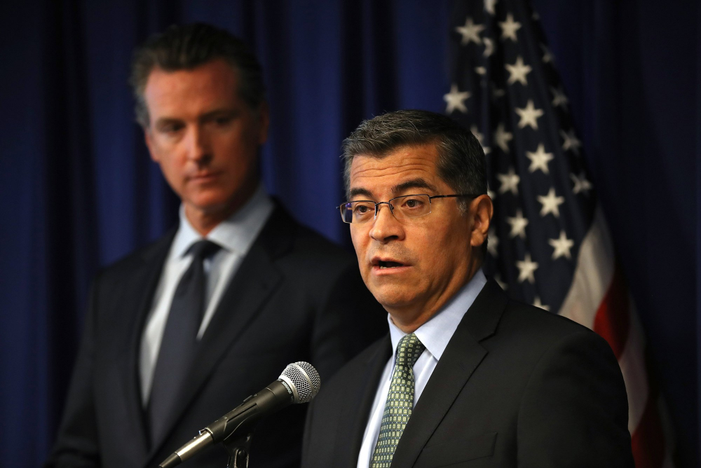 Tổng chưởng lý California Xavier Becerra tuyên bố kiện chính sách thị thực mới đối với sinh viên du học - Ảnh: Getty Images