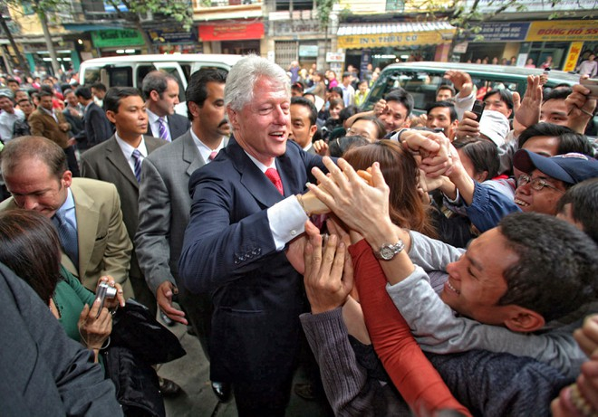 Tổng thống Mỹ - Bill Clinton - chào đón mọi người trên đường phố trong chuyến thăm ba ngày tới Việt Nam vào tháng 11/2000.