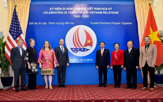 Thứ trưởng Thường trực Bộ Ngoại giao Việt Nam Bùi Thanh Sơn và Trợ lý Ngoại trưởng Mỹ David Stilwell cùng các đại biểu khai trương biểu tượng kỷ niệm 25 năm thiết lập quan hệ ngoại giao Việt Nam - Mỹ (1995-2020).