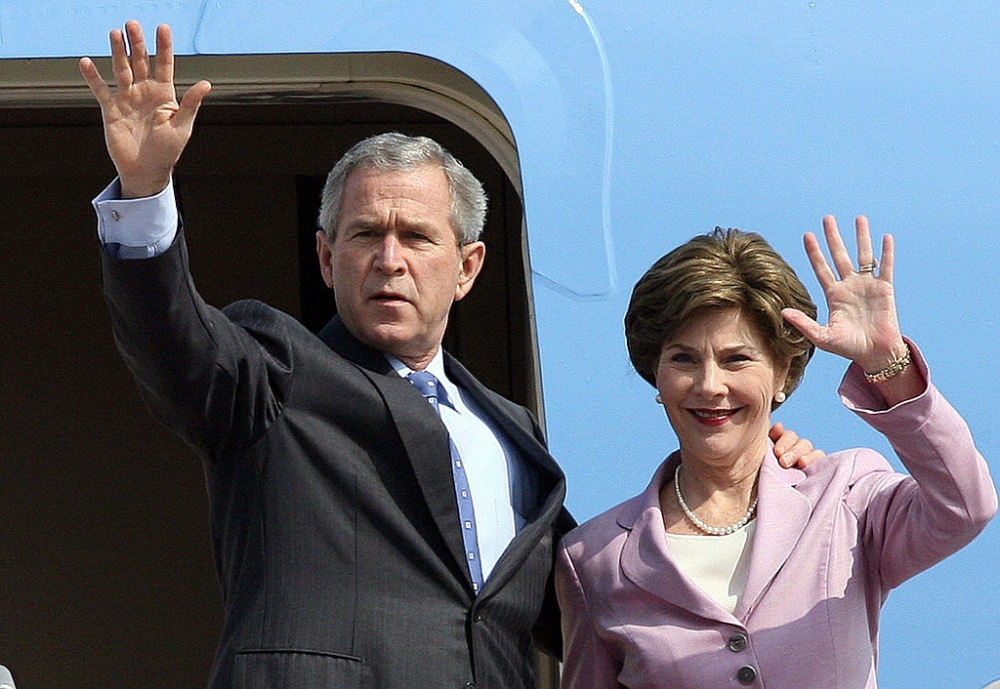 Từ ngày 17-20/11/2006, Tổng thống George W. Bush và Đệ nhất phu nhân Laura Bush đến thăm chính thức Việt Nam. 