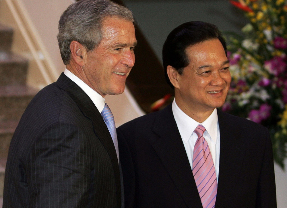 Tháng 12/2006, Tổng thống George W. Bush ký ban hành lệnh Bình thường hóa quan hệ thương mại vĩnh viễn cho Việt Nam. (Ảnh: AP)