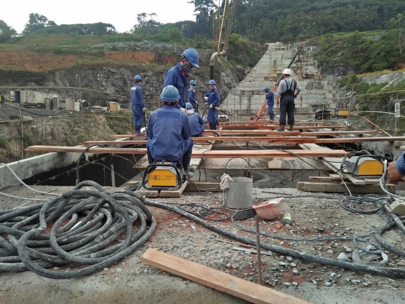 Công nhân Việt Nam tại công trường thuỷ điện Sendje, tỉnh Litorial, Guinea Xích đạo