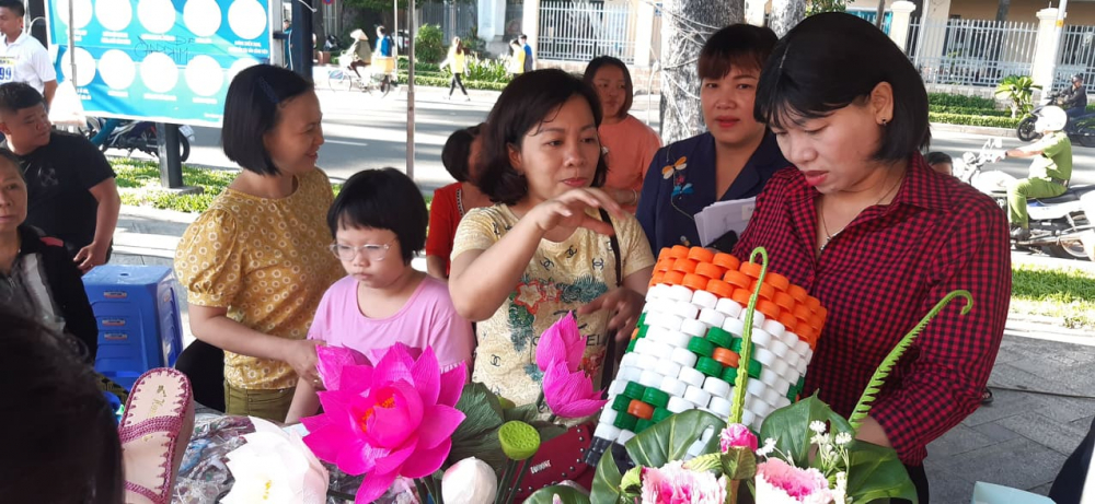 Bà Trần Thị Phương Hoa - Phó chủ tịch Hội LHPN TPHCM tham quan các gian hàng phụ nữ khởi nghiệp, sáng tạo tại ngày hội.