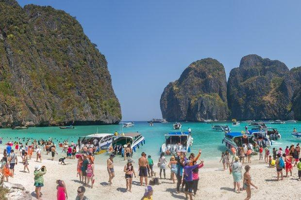 Du khách đổ về thiên đường du lịch Maya Bay ở Thái Lan - Ảnh: Bangkok Post
