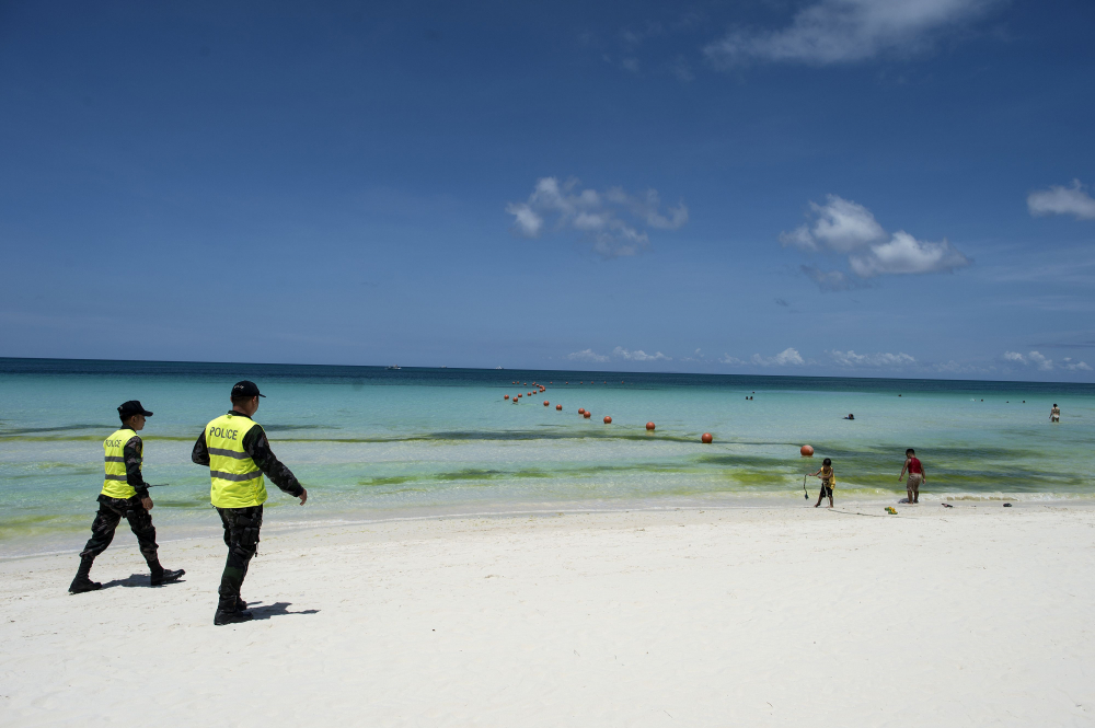 Cảnh sát tuần tra bãi biển trên đảo Boracay của Philippines - Ảnh: AFP/Getty Images