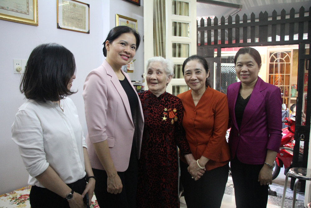 Lãnh đạo Hội LHPN Việt Nam thăm hỏi Mẹ VHAH Nguyễn Thị Cách.