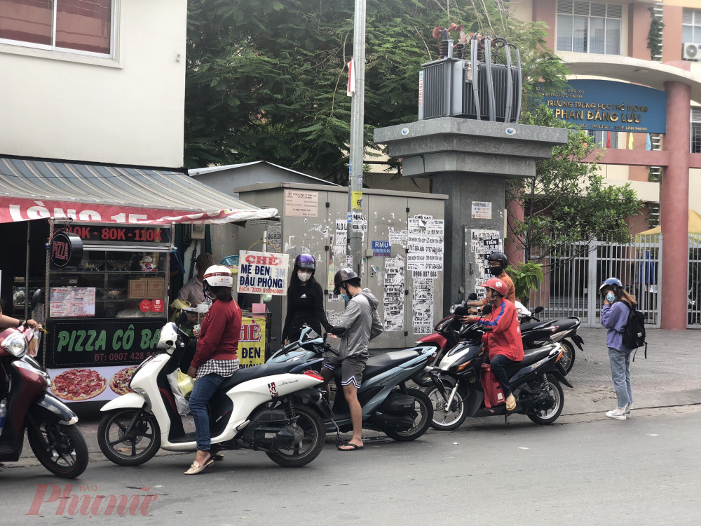 Xe chè mè đơn sơ nhưng đã rất thân thuộc với nhiều thực khách trong và ngoài nước. Vì thế, để mua được chén chè, nhiều khách hàng phải kiên nhẫn chờ khá lâu mới đến lượt mình.