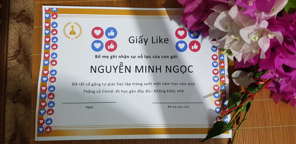 Cô con gái nhỏ học mẫu giáo cũng nhận được giấy Like của bố. Ảnh từ Facebook Nguyễn Nam