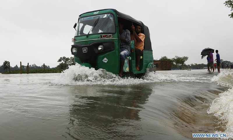 Phương tiện giao thông di chuyển khó khăn do lũ lụt.