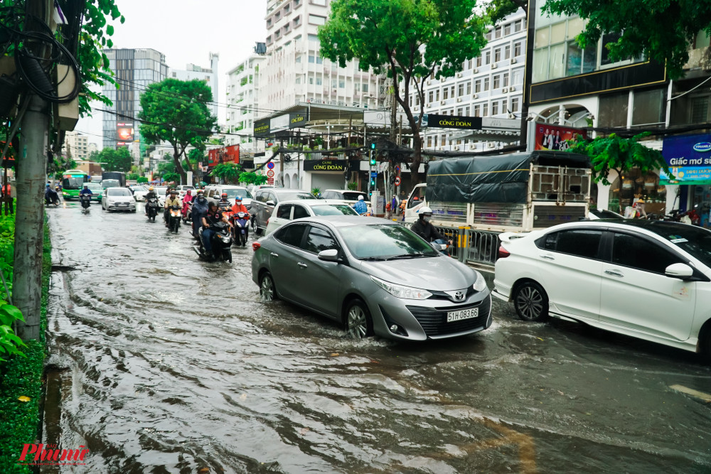 Trên đường Cách Mạng Tháng 8, nhiều điểm vẫn còn ngập sâu khi mưa đã tạnh