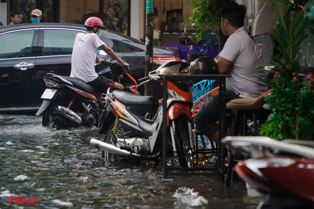 Nước ngập vào đến tận các nhà hàng, quán ăn bên đường