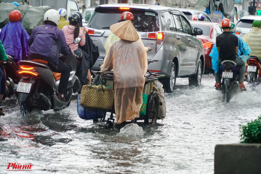 Đường Ba tháng Hai kẹt xe nghiêm trọng do nước ngập tại khu vực Nhà Hát Hòa Bình mưa lớn giờ tan tầm