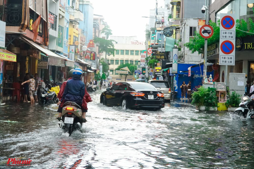 Phố tây Bùi Viện ngập nặng sau cơn mưa chiều nay 13/7