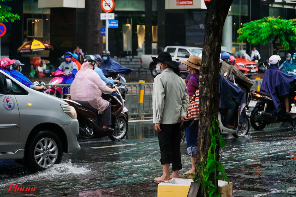 Trên đường Cách Mạng Tháng 8, người đi bộ phải bỏ giày dép và đi chân đất