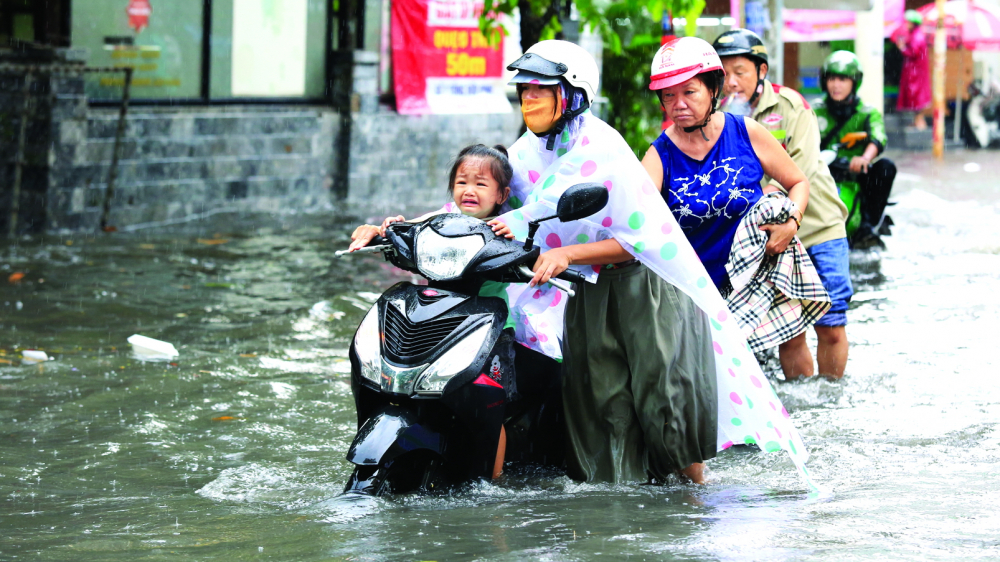 Cơn mưa chiều 13/7 khiến nhiều tuyến đường của TPHCM bị ngập sâu