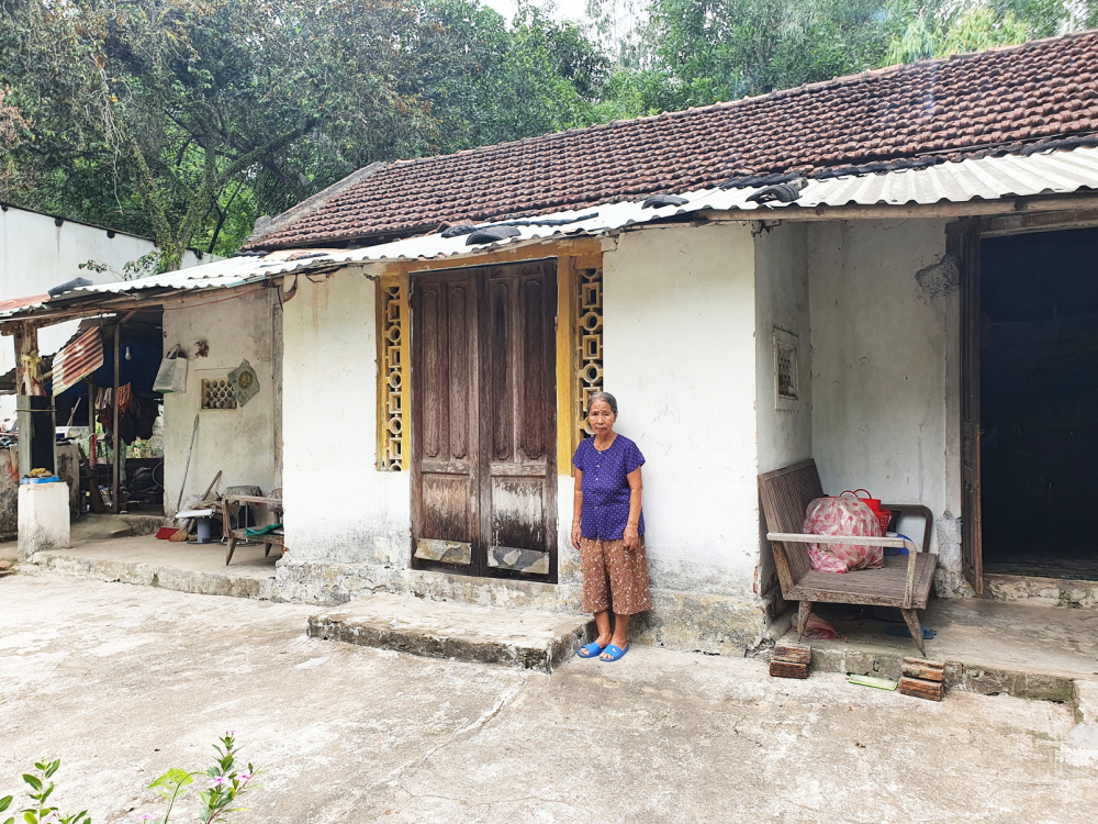 Bà Vũ Thị Mai Y muốn sửa sang căn nhà đã cũ nát nhưng 17 năm nay không làm được do nằm trong khu quy hoạch treo Ảnh: ĐÌNH DŨNG