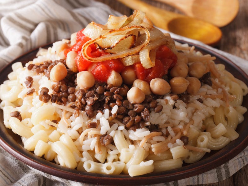 Kushari được coi là món ăn dân tộc của Ai Cập và cũng là món ăn khởi nguồn của nền văn hoá ăn chay. Nó bao gồm mì ống, gạo, đậu lăng, hành tây caramel, tỏi và đậu chickpeas. Ngày nay, Koshari được biến tấu thêm các nguyên liệu khác như cơm, đậu lăng, đậu xanh, caramel hành và nước sốt cà chua tỏi. 