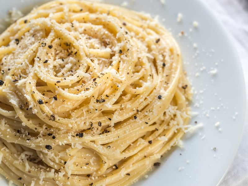 Mì Ý sốt phô mai (Cacio e Pepe) được làm được làm bằng mì tonnarelli, một loại mì ống giống như mì spaghetti được làm từ trứng. Nước sốt cho món ăn chỉ có ba thành phần: phô mai cacio, nước mì ống và hạt tiêu đen thô. phô mai pecorino Romano và hạt tiêu đen, cùng với nước mì ống tinh bột, tạo ra một loại nước sốt kem.