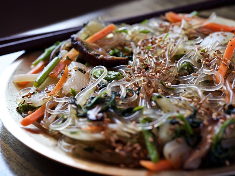 Japchae là món miến xào nổi tiếng của Hàn Quốc. Nguyên liệu chính để làm món ăn này là miến và các loại rau theo mùa (thường là cà rốt thái lát mỏng, hành tây, rau bina, và nấm) và thịt (thường là thịt bò). Người Triều Tiên dùng dầu mè (dầu vừng) để xào. Gia vị chính là xì dầu và ớt cùng hạt vừng. Japchae có thể ăn nóng hoặc nguội.