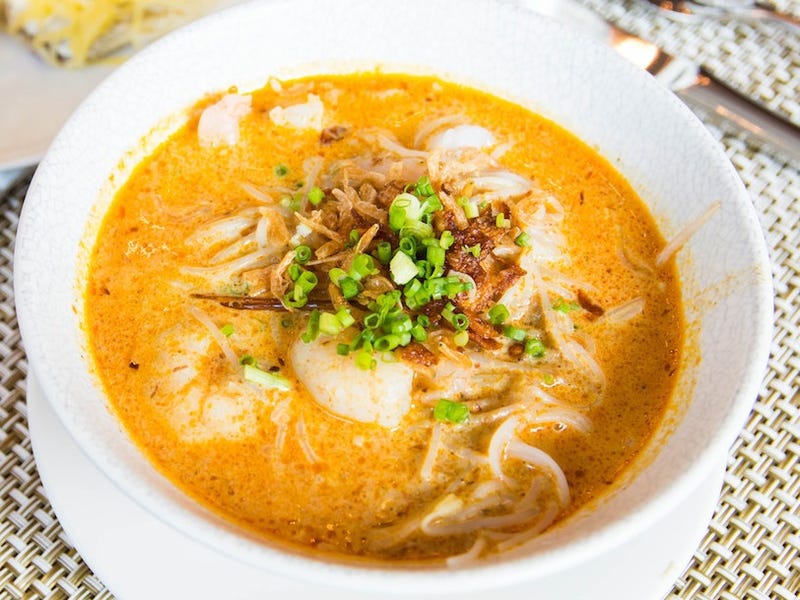 Laksa là một món mì nước của người Peranakan (bộ phận nhỏ người Hoa định cư tại eo biển Malacca). Món ăn này gồm có các nguyên liệu vô cùng đa dạng như mì gạo, tôm, mực, chả cá, sò huyết và giá thái nhỏ. Đây là món mì rất phổ biến ở Malaysia, Singapore và Indonesia.