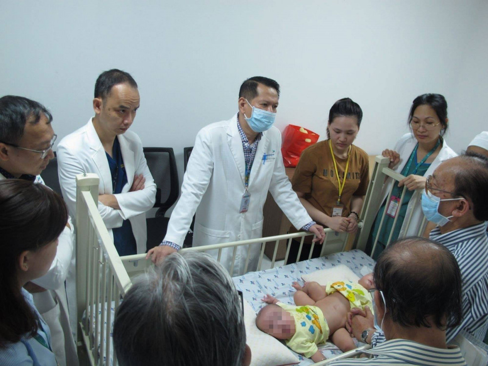 TS.BS Trương Quang Định - Gi ám đốc Bệnh viện Nhi đồng Thành phố cùng các chuyên gia hàng đầu đang chuẩn bị cho ca mổ vào ngày mai