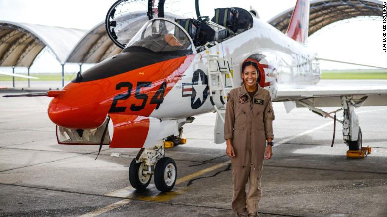 Nữ phi công da màu đầu tiên trong lực lượng hải quân Mỹ