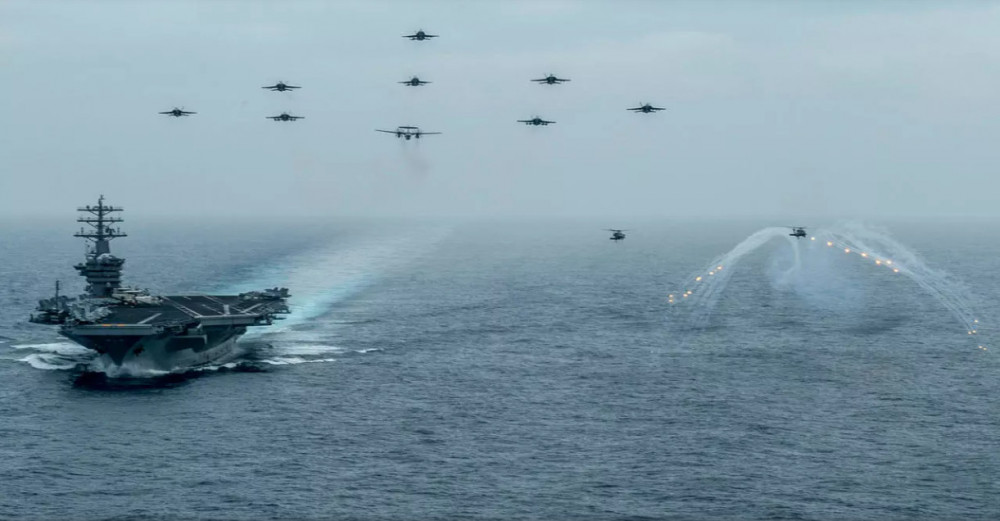 Tàu sân bay Mỹ USS Nimitz cùng phi đội trên tàu thao diễn trên Thái Bình Dương ngày 02/06/2020