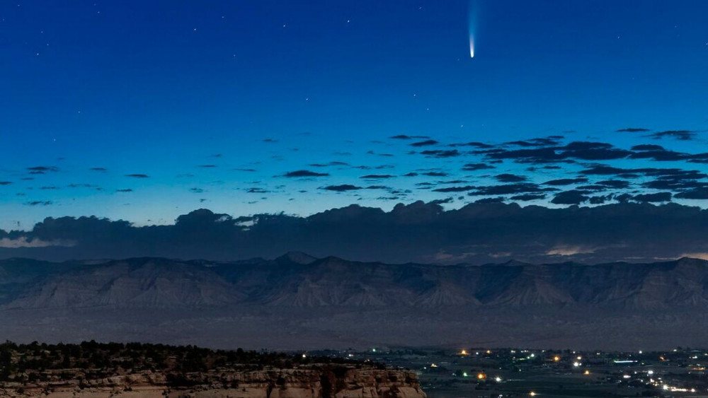 NEOWISE được nhìn thấy trong vùng núi ở thành phố Grand Junction, Coloradi, Mỹ. Sau giữa tháng 7, mọi người có thể quan sát sao chổi này rõ nét nhất ở trên đường chân trời hướng Tây Bắc, vào buổi tối.