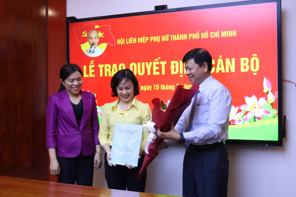 Bà Trần Thị Phi Yến nhận quyết định và hoa chúc mừng từ lãnh đạo Hội LHPN TP.HCM và lãnh đạo địa phương. 