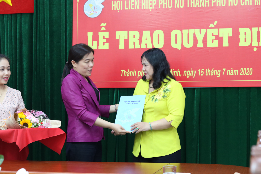 Bà Nguhủ tịch Hội LHPN TP.HCM - trao quyết định chuẩn y chức danh Uyễn Trần Phượng Trân - C