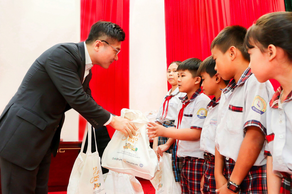 Nhà tài trợ chương trình trao quà cho các em nhỏ tại Huyện Nhà Bè, TPHCM 