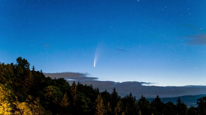 Sao chổi C/2020 được ghi lại trên bầu trời Nayoro, Hokkaido, Nhật Bản. Theo các chuyên gia, vệt sáng dài của sao chổi này kéo dài đến hàng triệu dặm, tạo thành chủ yếu từ bụi và khí. 
