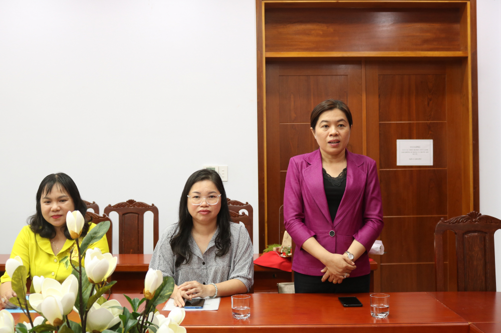 Bà Nguyễn Trần Phượng Trân - Chủ tịch Hội LHPN TP.HCM - chúc mừng Hội LHPN quận 9 và quận 11 co chủ tịch mới, bà hy vọng 