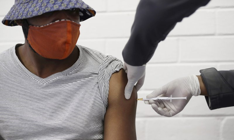 Một tình nguyện viên ở Johannesburg, Nam Phi, được tiêm vắc-xin COVID-19 thử nghiệm do Đại học Oxford (Anh) nghiên cứu phát triển - Ảnh: AP