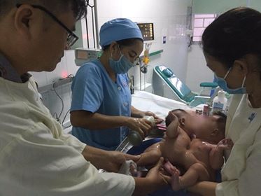 Hai bé gái ở Quảng Nam lại 'thích ôm chặt nhau từ khi mới sinh